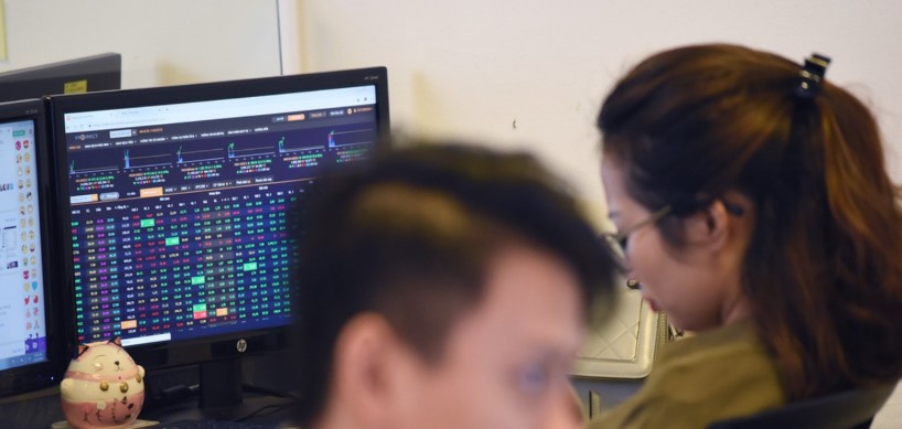 Nhà đầu tư nên lựa chọn giữa sàn giao dịch Việt Nam và sàn quốc tế?