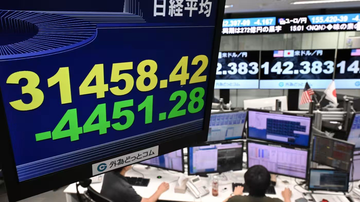 Nikkei vừa trải qua ngày tồi tệ nhất trong gần 4 thập kỷ, Kospi tạm dừng giao dịch vì bán tháo mạnh