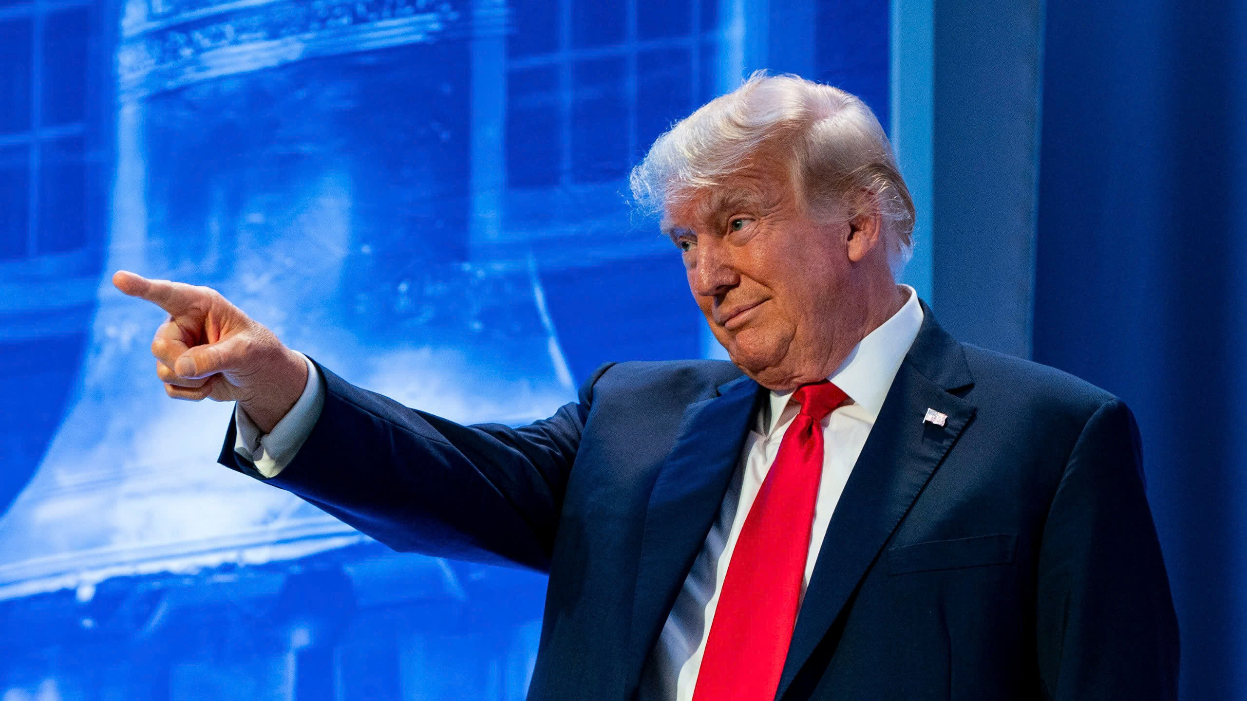 Ông Trump hoãn áp thuế trong 90 ngày với loạt quốc gia nhưng tăng lên 125% với Trung Quốc, Dow Jones lập tức tăng hơn 2.500 điểm