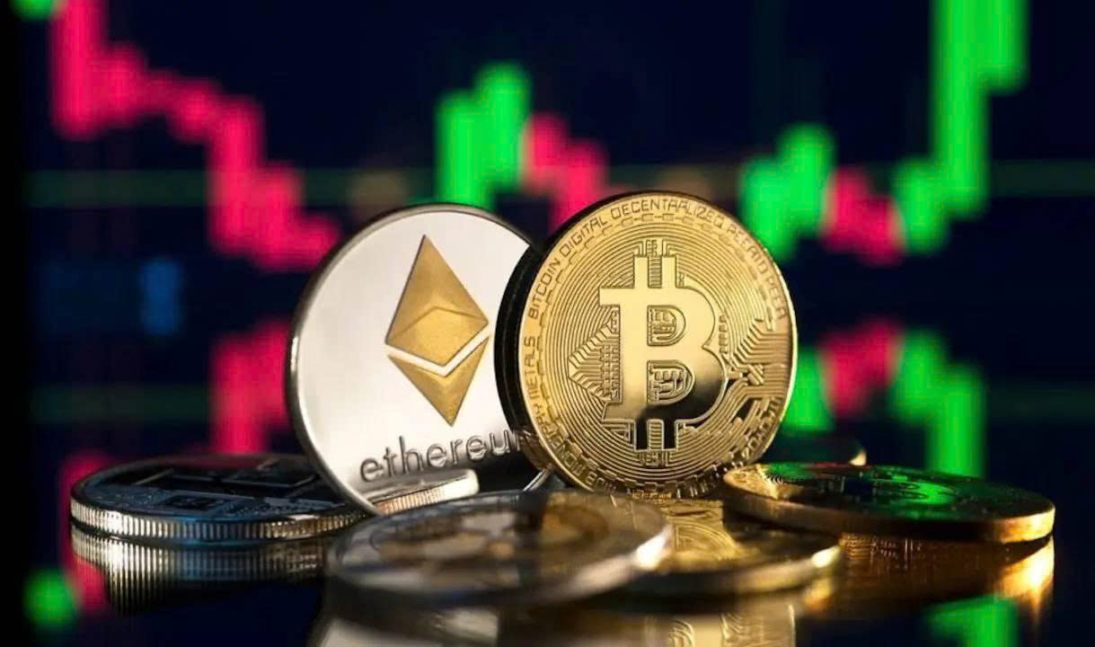 Giá BTC vượt mốc 122.000 USD, ETH lập đỉnh 4 năm sau sắc lệnh của Tổng thống Trump