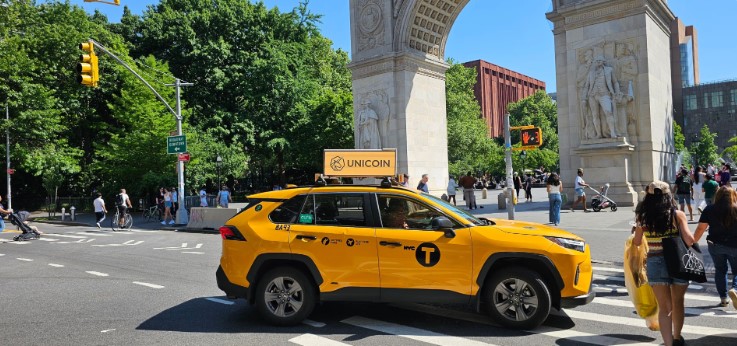 Quảng cáo taxi Unicoin ở Manhattan vào tháng 5 năm 2024